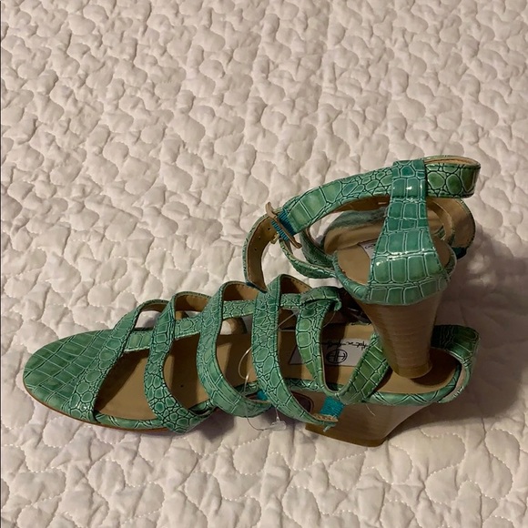 ❗️FREE Strappy sandals MUST BUNDLE Reptile print patent - Picture 8 of 9